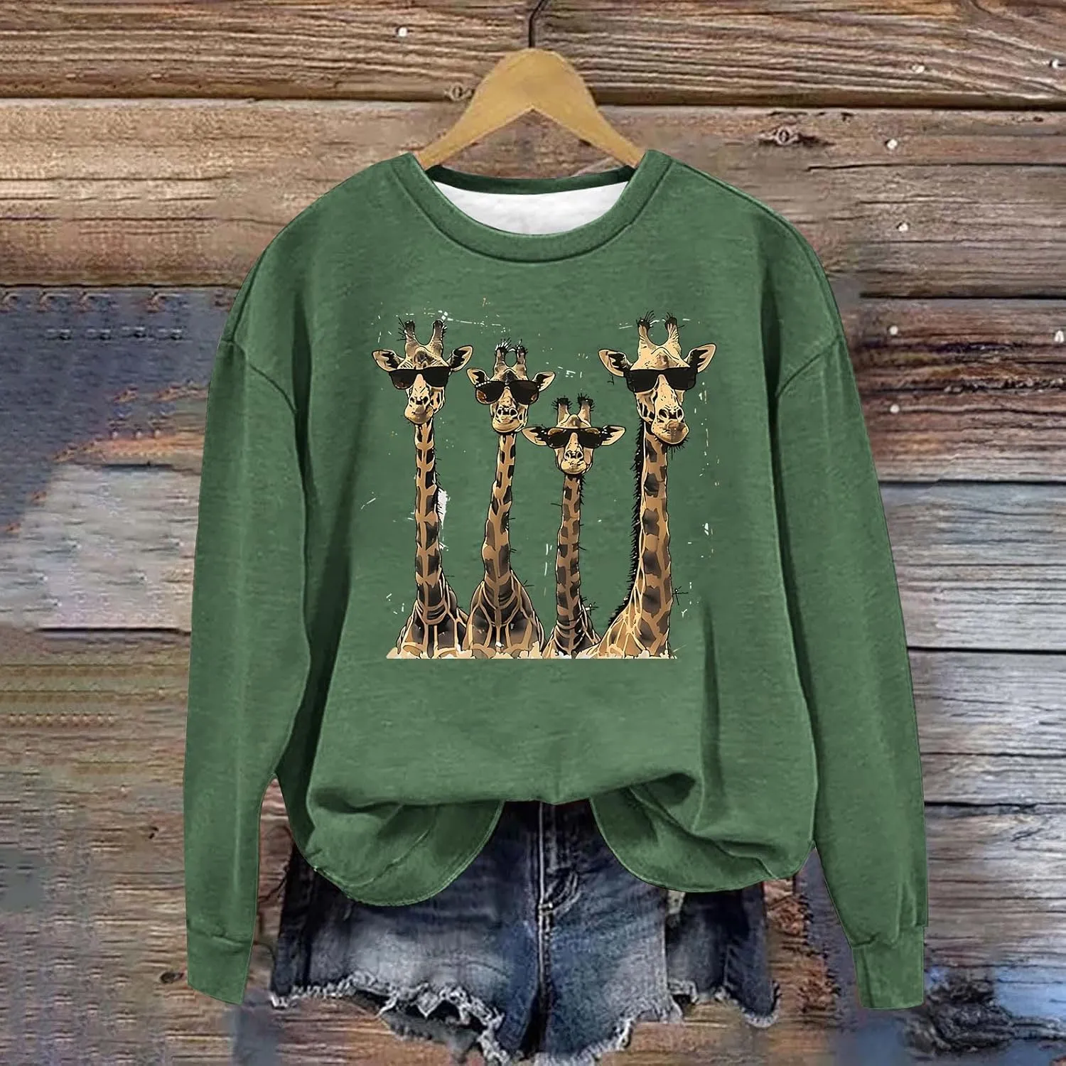 Womens Sweatshirts Pullover Long Sleeve Crewneck Cute Giraffe Graphic Tops Fashion Casual Loose Fleece Sweater Blouses